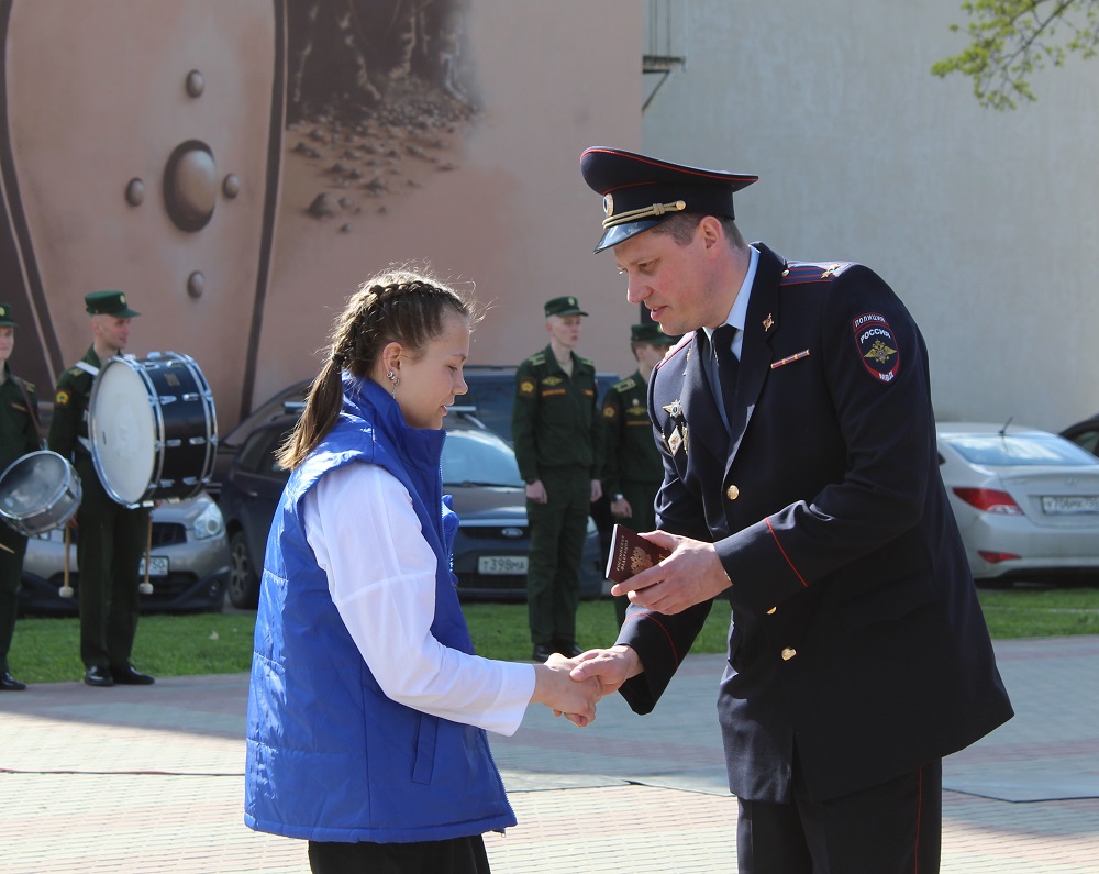 В г.о. Серпухов полицейские приняли участие в торжественном вручении Российских паспортов подросткам
